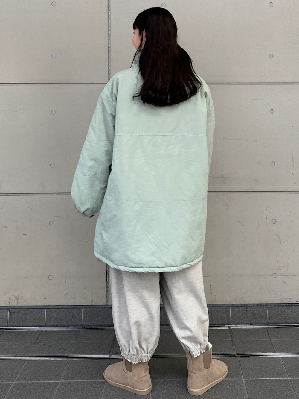 グリーン系のその他アウター、グレー系のその他パンツ、ベージュ系のブーツを着用したレディースの冬コーディネートの2枚目の写真