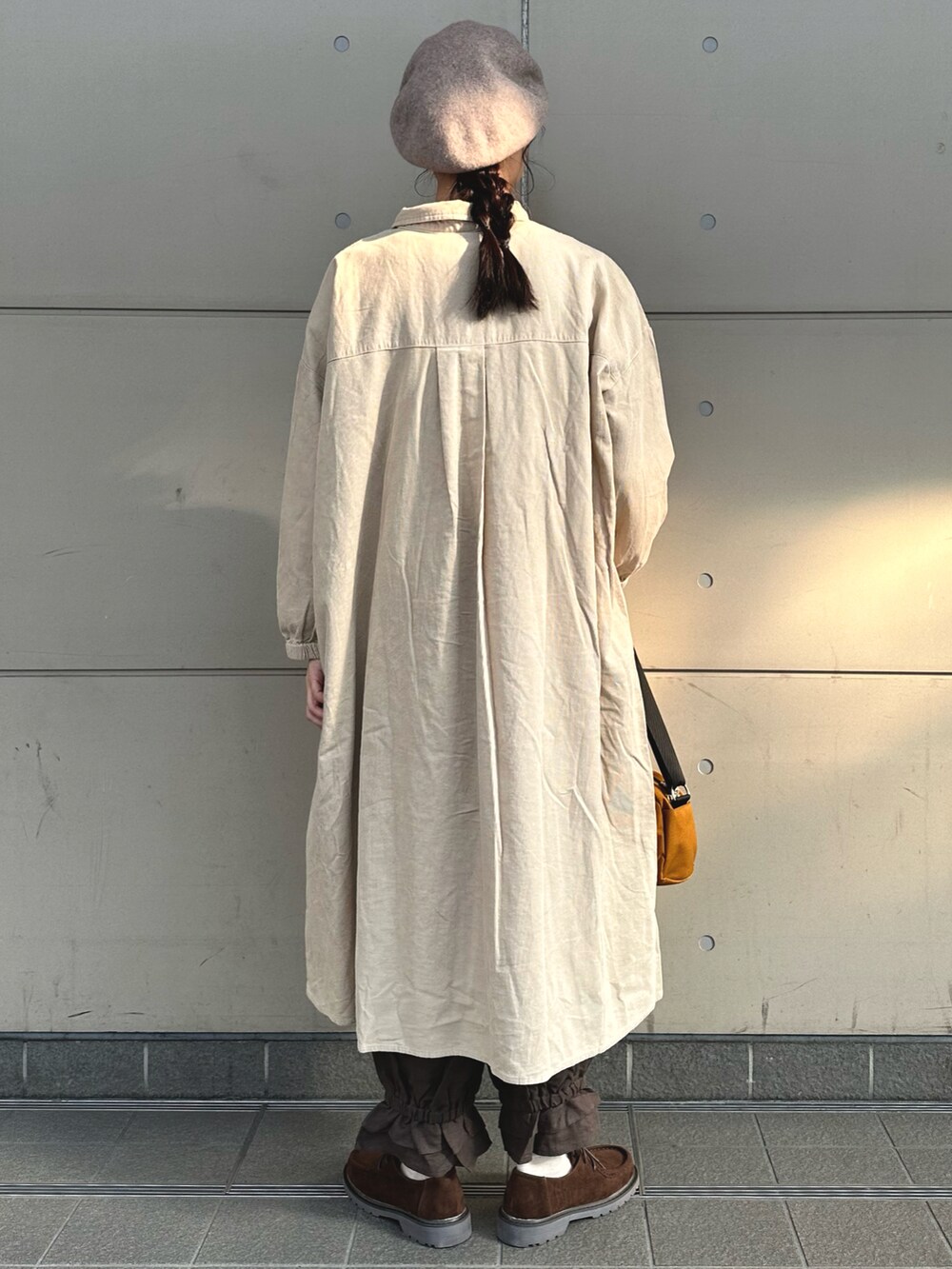 ベージュ系のワンピース、グレー系のその他パンツ、ブラウン系のドレスシューズを着用したレディースの秋コーディネートの2枚目の写真