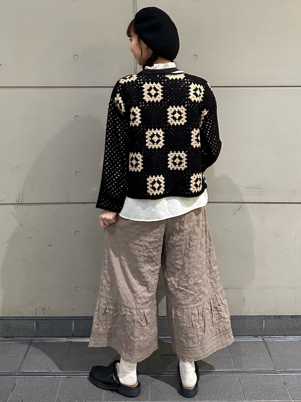 「秋冬コーデ、ゆるコーデ、プチプラ、お洒落さんとつながりたい、カジュアルコーデ、ベレー帽、高身長女子、秋コーデ、秋のコーデ、ペチパンツ、サマンサ モスモス(Samansa Mos2)、SM2、ブラック、かぎ針編み、レイヤードスタイル」|「Samansa Mos2の杢カラーベレー帽(ハット、ブラック系)」を使った、やまもとさん(レディース・161cm)の秋コーディネートの2枚目の写真