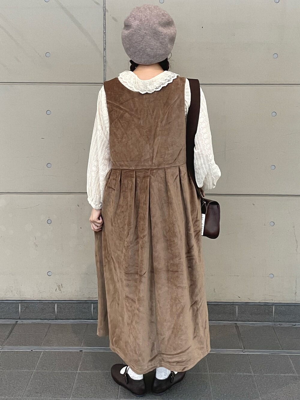 「冬のコーデ、お出かけコーデ、カジュアルコーデ、大人コーデ、高身長女子、ワンピース、ワントーンコーデ、ジャンパースカート、ベロア、ベージュ、ベレー帽、ガーリー、SM2、ブラウン、おしゃれさんと繋がりたい」｜「Samansa Mos2の杢カラーベレー帽（ハット、ブラウン系）」を使った、やまもとさん（レディース・161cm）の冬コーディネートの3枚目の写真