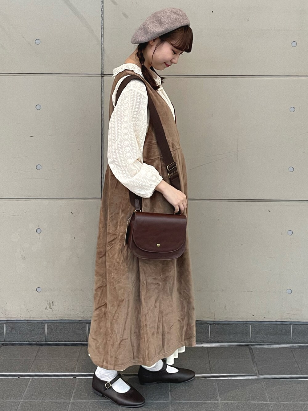 「冬のコーデ、お出かけコーデ、カジュアルコーデ、大人コーデ、高身長女子、ワンピース、ワントーンコーデ、ジャンパースカート、ベロア、ベージュ、ベレー帽、ガーリー、SM2、ブラウン、おしゃれさんと繋がりたい」｜「Samansa Mos2の杢カラーベレー帽（ハット、ブラウン系）」を使った、やまもとさん（レディース・161cm）の冬コーディネートの2枚目の写真