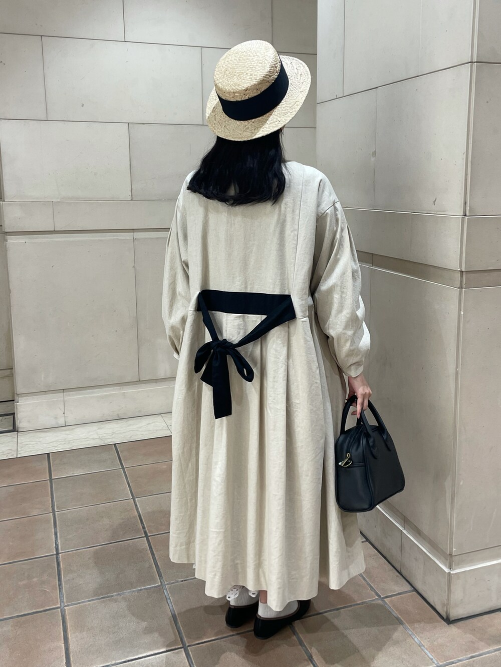 「春コーデ、春、シンプル、春アウター、シンプルコーデ、カンカン帽、バイカラー、ボリューム袖、ホワイト、モノトーンコーデ、今日のコーデ、ガーリー、SM2、バレエシューズ、大人コーデ」｜「Samansa Mos2の太リボンカンカン帽（ハット、ブラック系）」を使った、やまもとさん（レディース・161cm）の春コーディネートの2枚目の写真
