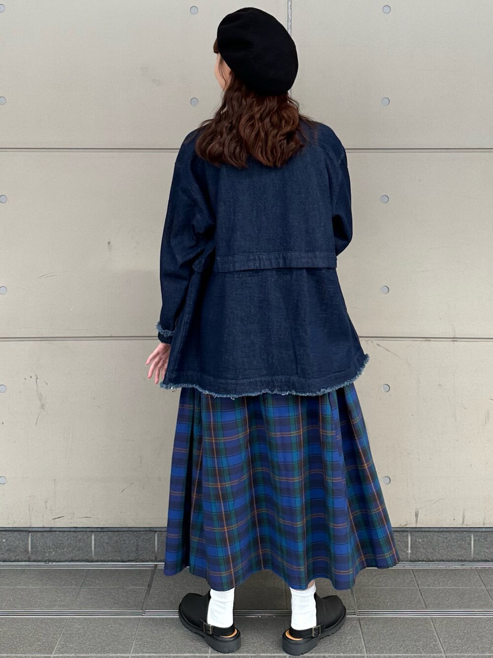 「オトナカジュアル、秋冬コーデ、おしゃれさんと繋がりたい、ロングスカート、チェック、チェックスカート、デニムジャケット、ベレー帽、ワントーンコーデ、ネイビー、ガーリー、SM2、お洒落さんとつながりたい、冬コーデ、冬」｜「Samansa Mos2の杢カラーベレー帽（ハット、ブラック系）」を使った、やまもとさん（レディース・161cm）の冬コーディネートの2枚目の写真
