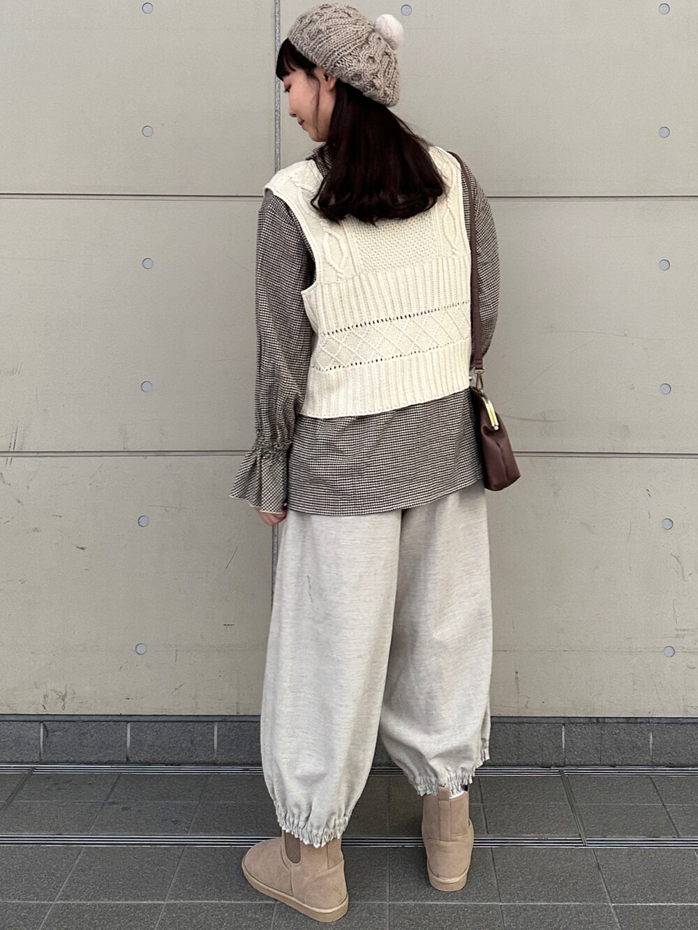 「パンツコーデ、カジュアルコーデ、春服、オトナカジュアル、レイヤードスタイル、シンプル、今日のコーデ、おしゃれさんと繋がりたい、お出かけコーデ、ビスチェ、高身長女子、ベレー帽、ナチュラル、お洒落さんとつながりたい、SM2」|「Samansa Mos2のぽんぽん付ニットベレー(ハンチング/ベレー帽、ブラウン系)」を使った、やまもとさん(レディース・161cm)の冬コーディネートの2枚目の写真