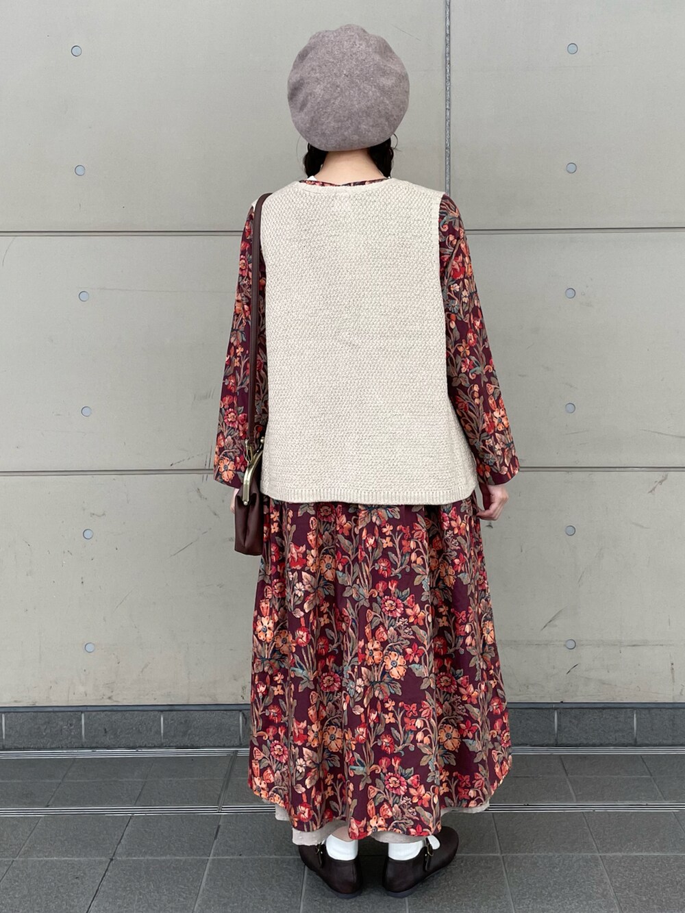 「大人カジュアル、お出かけコーデ、秋服、今日のコーデ、秋冬、オトナ女子、ワンピース、ワントーンコーデ、ベスト、ベージュ、ベレー帽、ブラウン、ガーリー、SM2、サマンサ モスモス(Samansa Mos2)」｜「Samansa Mos2の杢カラーベレー帽（ハット、ブラウン系）」を使った、やまもとさん（レディース・161cm）の秋コーディネートの2枚目の写真