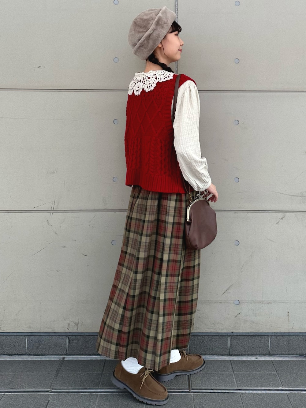 「クリスマスに着たい服、今日のコーデ、カジュアルコーデ、クリスマスコーデ、ゆるコーデ、レイヤードスタイル、お洒落さんとつながりたい、冬コーデ、SM2、レッド、ベスト、冬、ガーリー、チェック、ワントーンコーデ」｜「Samansa Mos2のフェイクファーロールワッチ（ハット、ブラウン系）」を使った、やまもとさん（レディース・161cm）の冬コーディネートの2枚目の写真