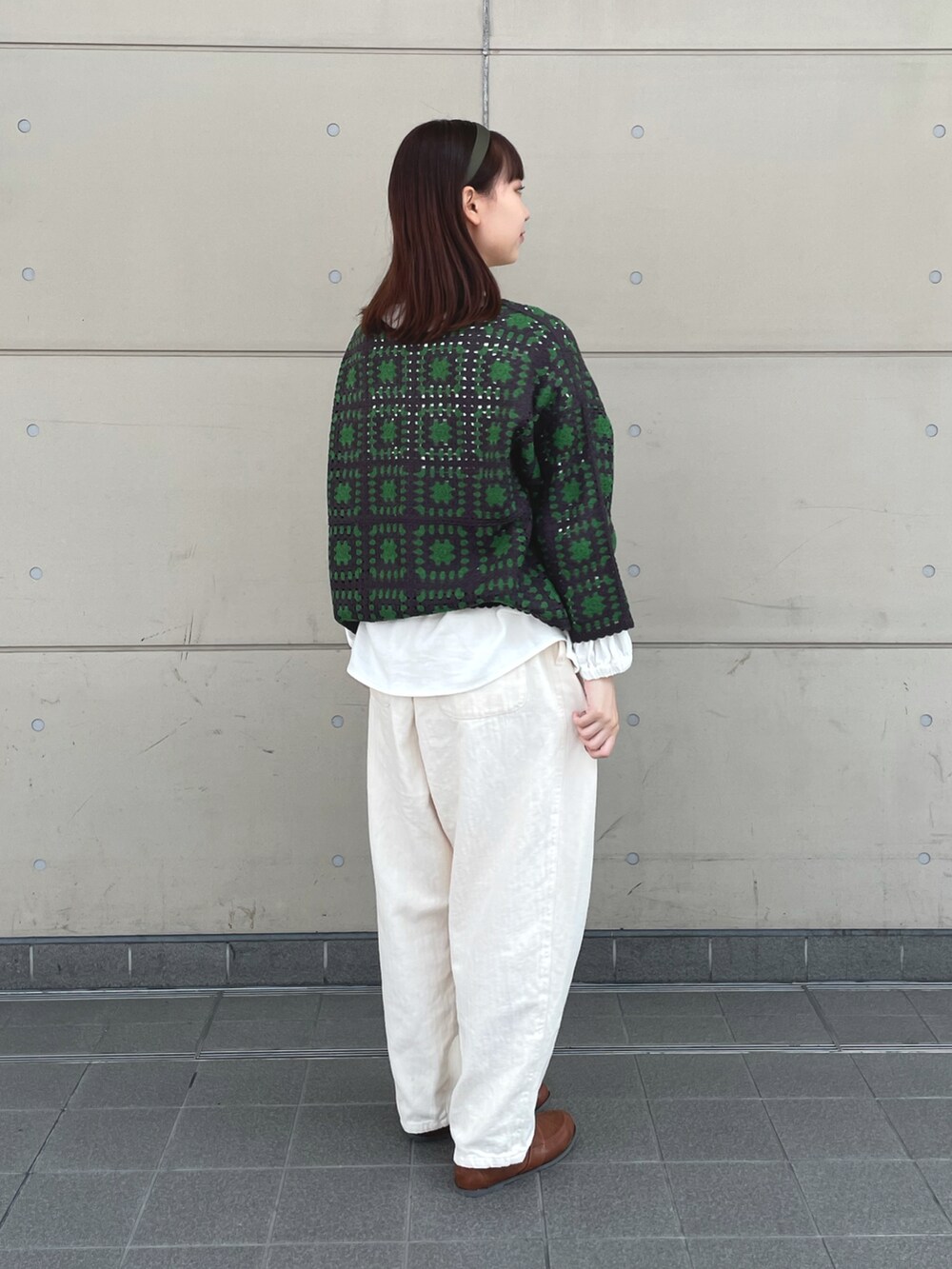 グレー系のカーディガン/ボレロ、ホワイト系のシャツ/ブラウス、ホワイト系のその他パンツを着用したレディースの秋コーディネートの2枚目の写真