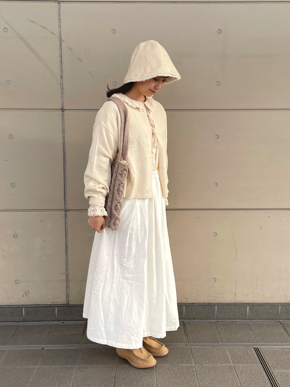 ホワイト系のシャツ/ブラウス、ホワイト系のカーディガン/ボレロ、ホワイト系のスカートを着用したレディースの冬コーディネートの2枚目の写真