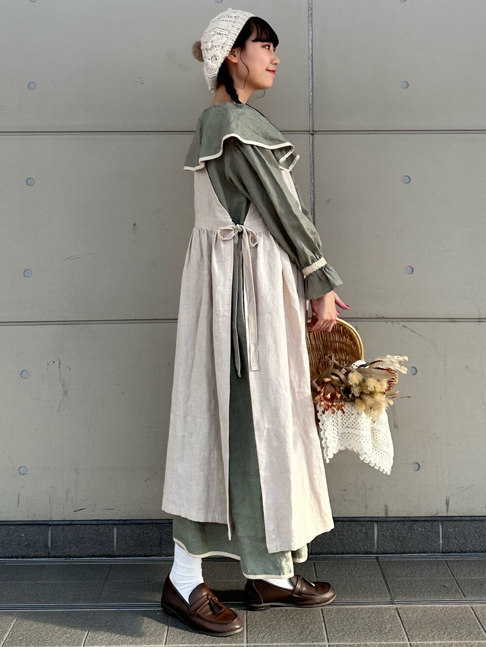 「今日のコーデ、大人ガーリー、秋服、高身長コーデ、ローファー、淡色コーデ、ワンピース、ジャンパースカート、SM2、サマンサ モスモス(Samansa Mos2)、ガーリー、ワントーンコーデ、大人女子、ベレー帽、冬コーデ」｜「Samansa Mos2のぽこぽこニットベレー帽（ハンチング/ベレー帽、ホワイト系）」を使った、やまもとさん（レディース・161cm）の冬コーディネートの3枚目の写真