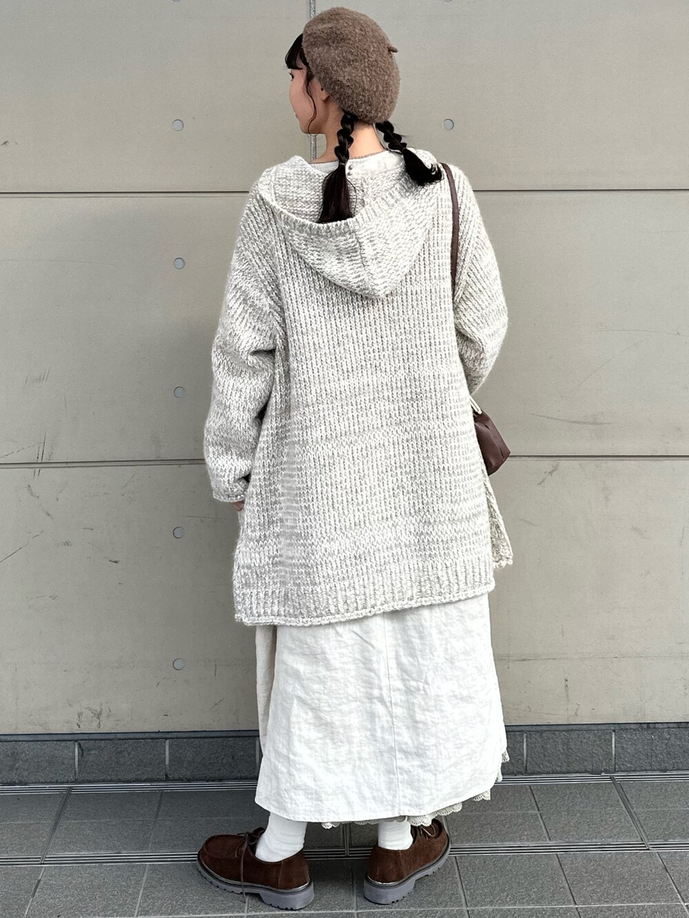 ベージュ系のカーディガン/ボレロ、ベージュ系のワンピース、ブラウン系のドレスシューズを着用したレディースの冬コーディネートの3枚目の写真