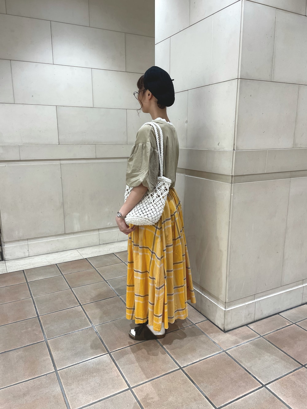 ベージュ系のTシャツ/カットソー、ベージュ系のTシャツ/カットソー、イエロー系のスカートを着用したレディースの夏コーディネートの3枚目の写真