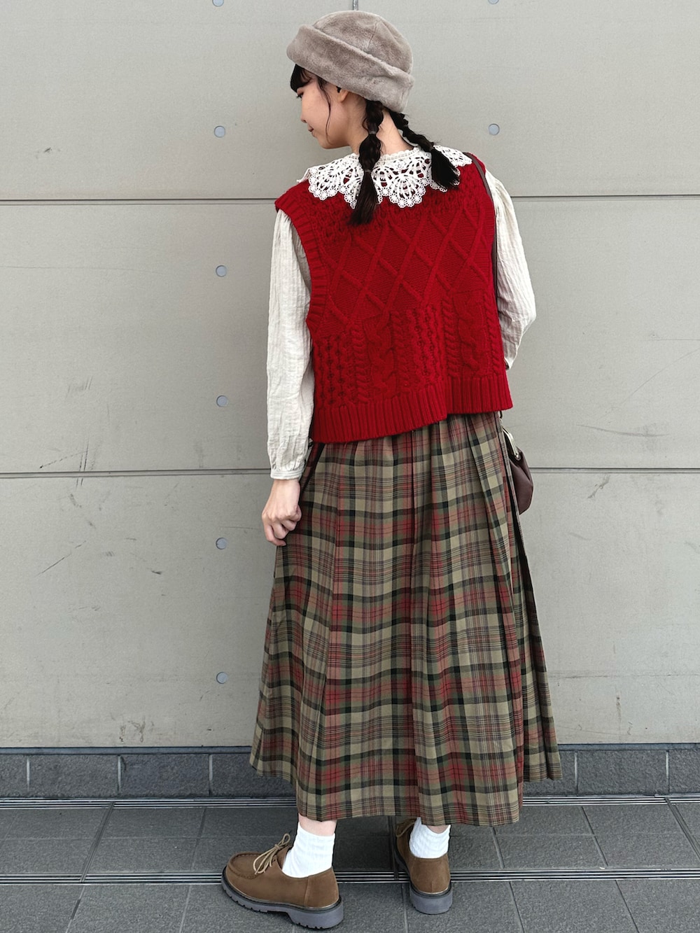 「クリスマスに着たい服、今日のコーデ、カジュアルコーデ、クリスマスコーデ、ゆるコーデ、レイヤードスタイル、お洒落さんとつながりたい、冬コーデ、SM2、レッド、ベスト、冬、ガーリー、チェック、ワントーンコーデ」｜「Samansa Mos2のフェイクファーロールワッチ（ハット、ブラウン系）」を使った、やまもとさん（レディース・161cm）の冬コーディネートの3枚目の写真