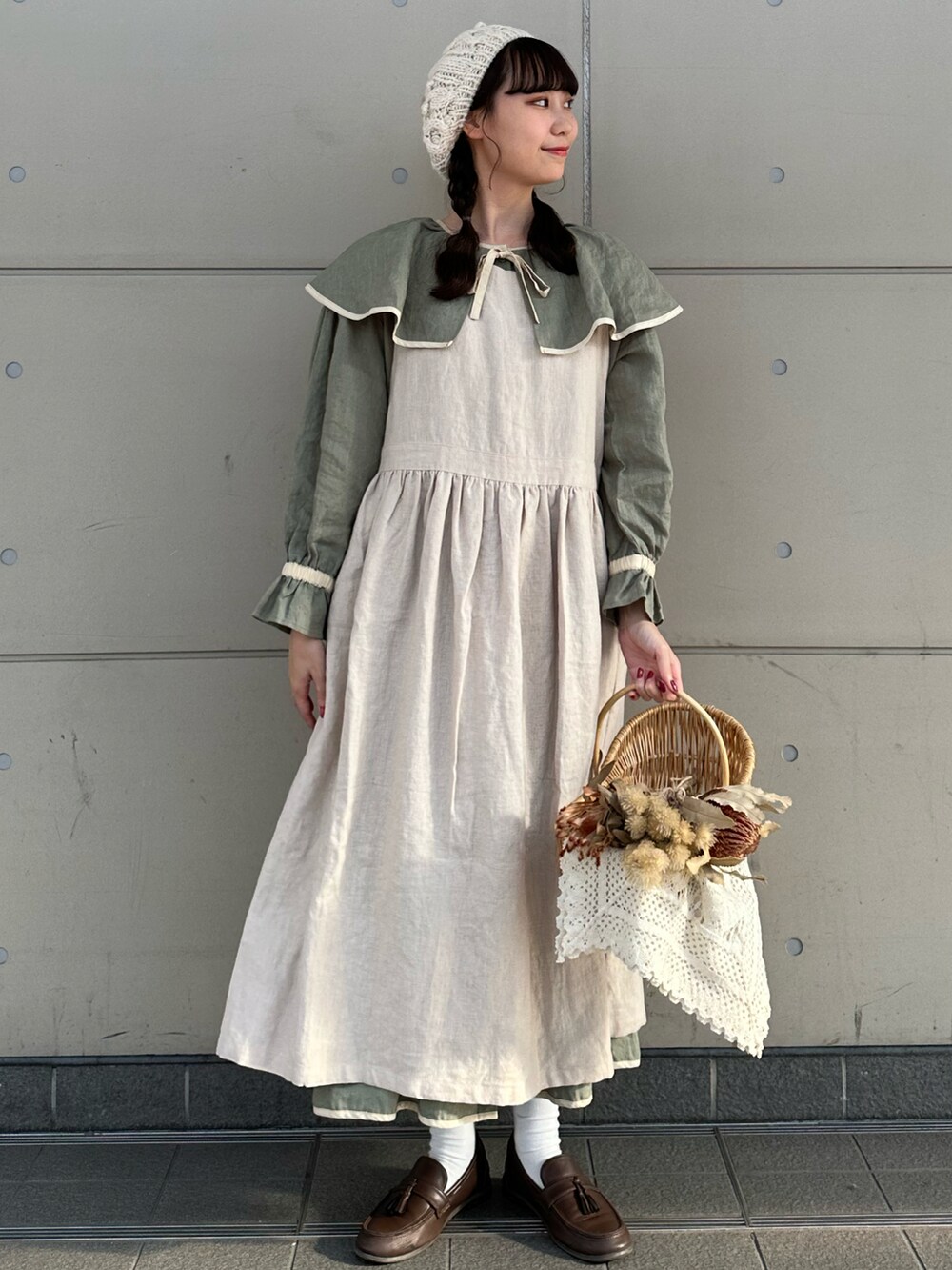 「今日のコーデ、大人ガーリー、秋服、高身長コーデ、ローファー、淡色コーデ、ワンピース、ジャンパースカート、SM2、サマンサ モスモス(Samansa Mos2)、ガーリー、ワントーンコーデ、大人女子、ベレー帽、冬コーデ」｜「Samansa Mos2のぽこぽこニットベレー帽（ハンチング/ベレー帽、ホワイト系）」を使った、やまもとさん（レディース・161cm）の冬コーディネートの2枚目の写真