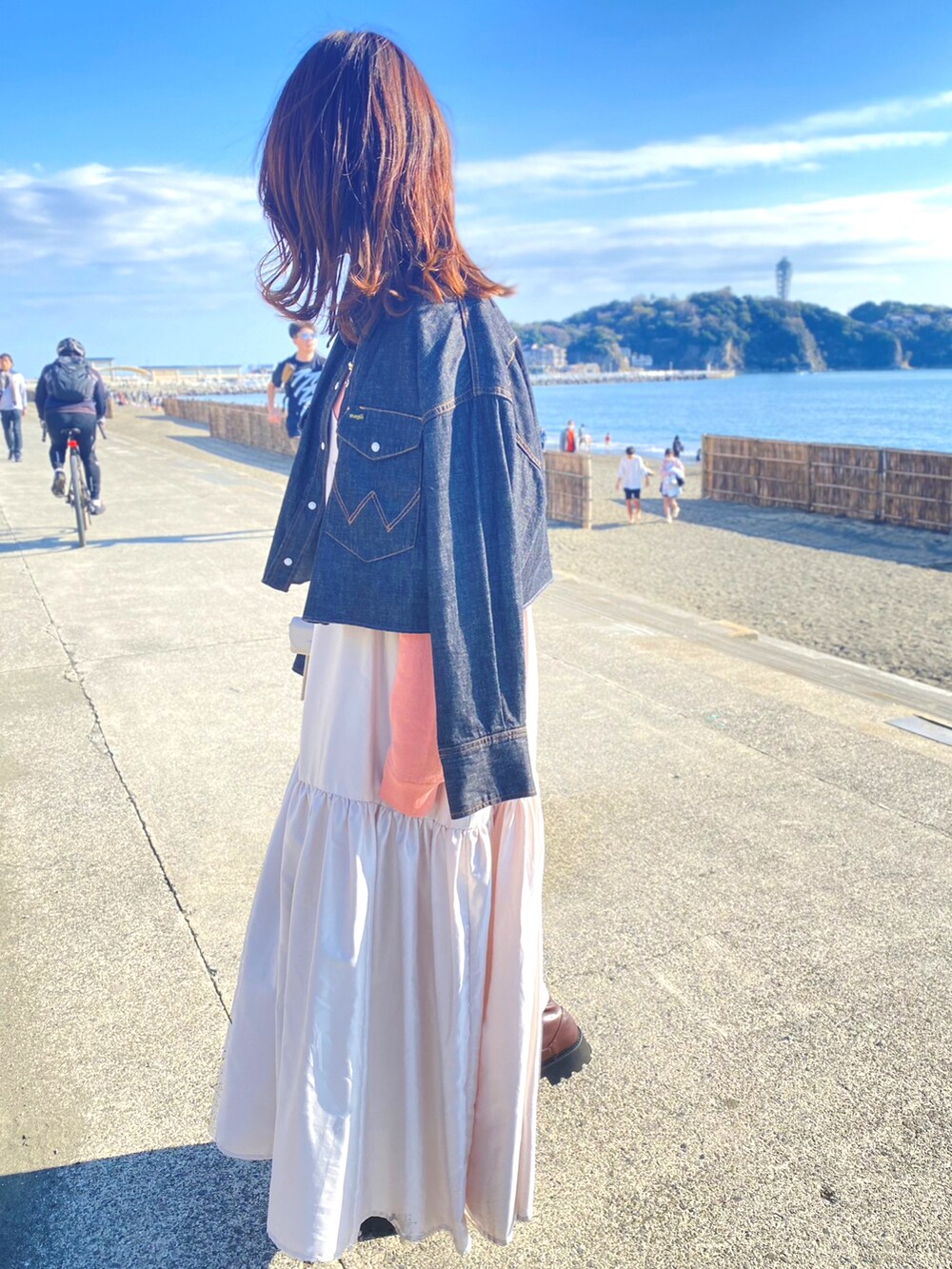 「オトナ女子、リラックススタイル、ラフコーデ、ワンピーススタイル、春、ユニクロ」｜「mysticのWrangler別注ショートシャツジャケット（ブルゾン、ブラック系）」を使った、ゆきんこさん（レディース・165cm）の春コーディネートの3枚目の写真
