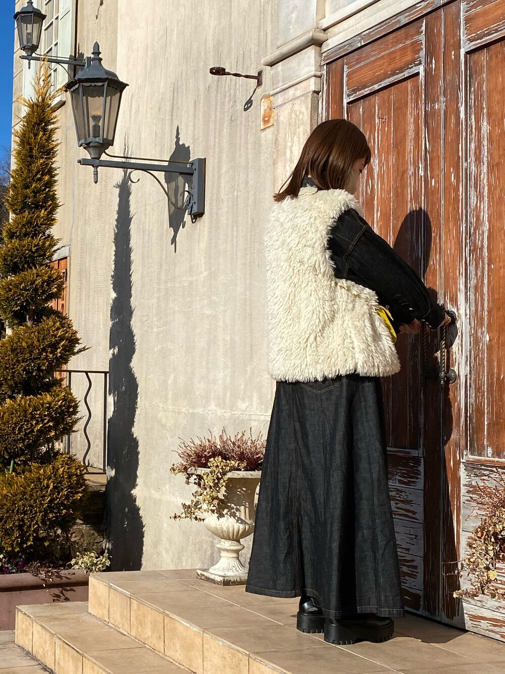 「春カラー、春服、休日コーデ、大人女子、ワントーンコーデ、セットアップ、ミスティック(mystic)、ファーベスト、デニムジャケット、デニムスカート、179/WG、サイドゴアブーツ、apartbylowrys、ショルダーバッグ」｜「mysticのWrangler別注ショートシャツジャケット（ブルゾン、ブラック系）」を使った、ゆきんこさん（レディース・165cm）の冬コーディネートの2枚目の写真