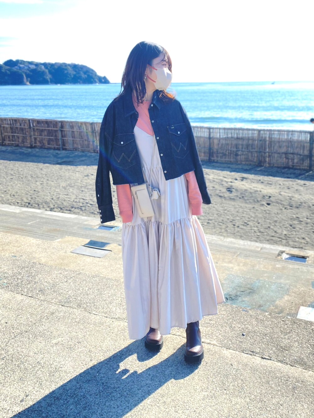 「オトナ女子、リラックススタイル、ラフコーデ、ワンピーススタイル、春、ユニクロ」｜「mysticのWrangler別注ショートシャツジャケット（ブルゾン、ブラック系）」を使った、ゆきんこさん（レディース・165cm）の春コーディネートの2枚目の写真