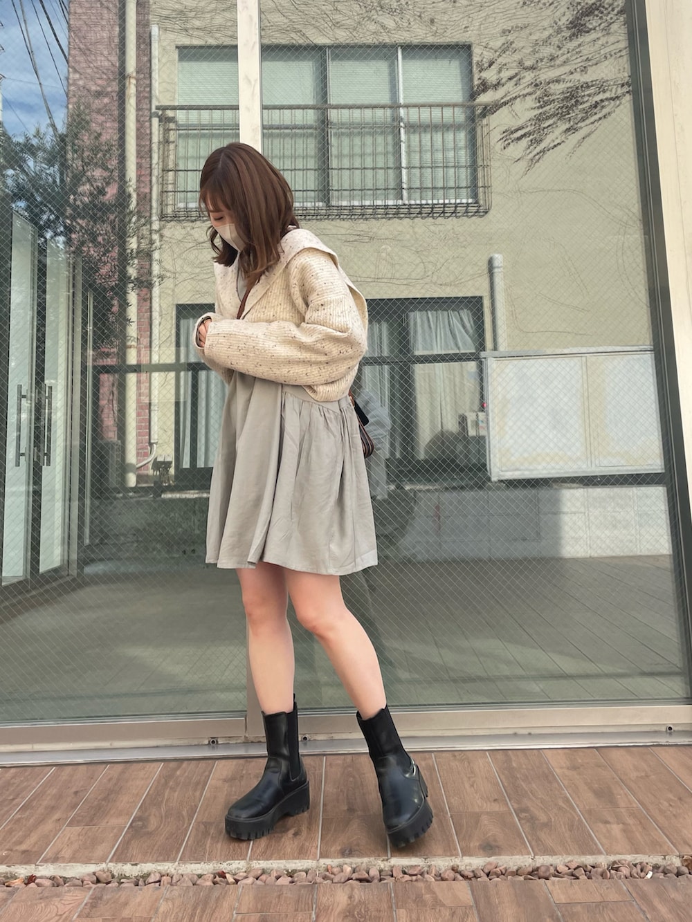 ホワイト系のカーディガン/ボレロ、グリーン系のトップス、ホワイト系のその他パンツを着用したレディースの冬コーディネートの2枚目の写真