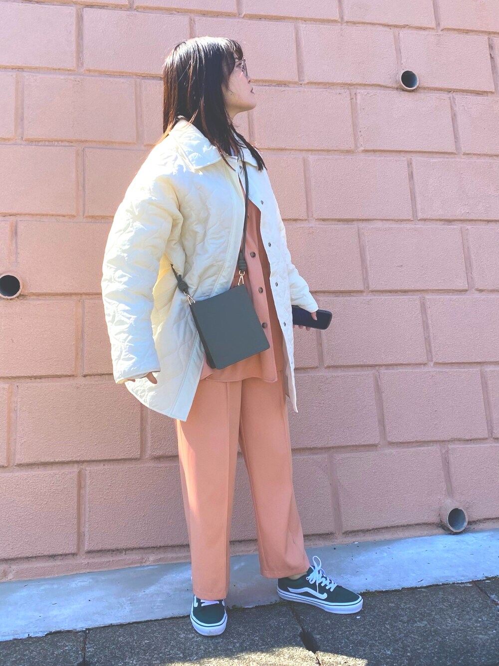 「春のおしゃ見えテクニック、休日スタイル、おしゃれさんと繋がりたい、セットアップ、ピンク、olu.、ミスティック(mystic)、バンズ、JINS、ディスコート、春コーデ」｜「Olu.のアイテム（パンツ、ピンク系）」を使った、ゆきんこさん（レディース・165cm）の春コーディネートの2枚目の写真