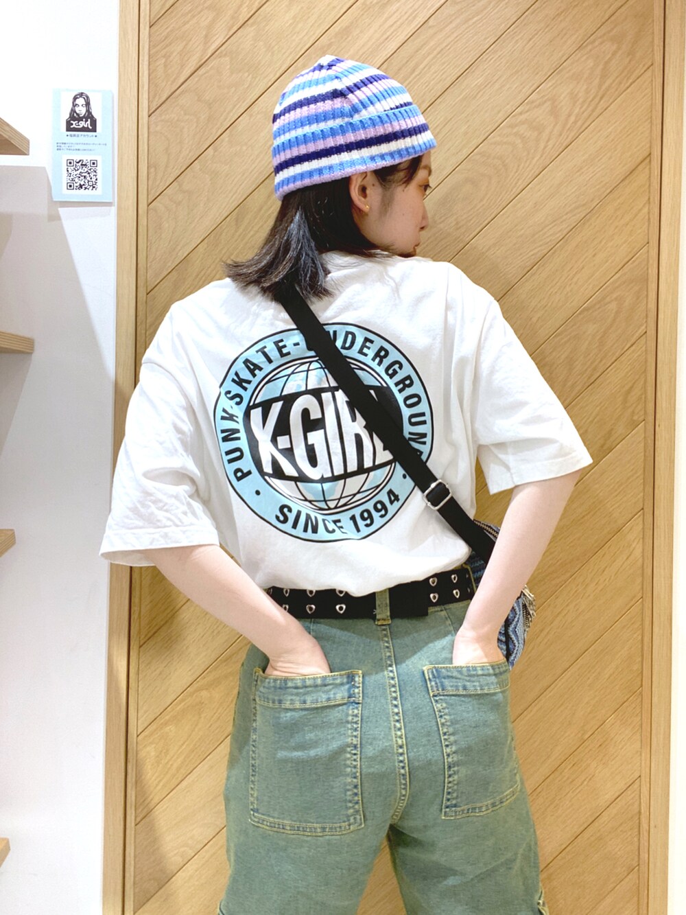 ホワイト系のTシャツ/カットソー、ブルー系のショルダーバッグ、ブルー系のカーゴパンツを着用したレディースの夏コーディネートの2枚目の写真