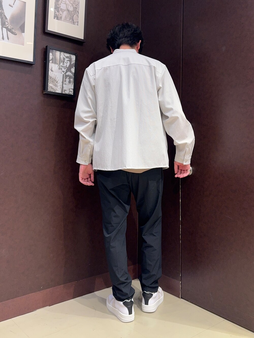 グレー系のシャツ/ブラウス、ブラウン系のTシャツ/カットソー、ブラック系のスラックスを着用したメンズの夏コーディネートの5枚目の写真