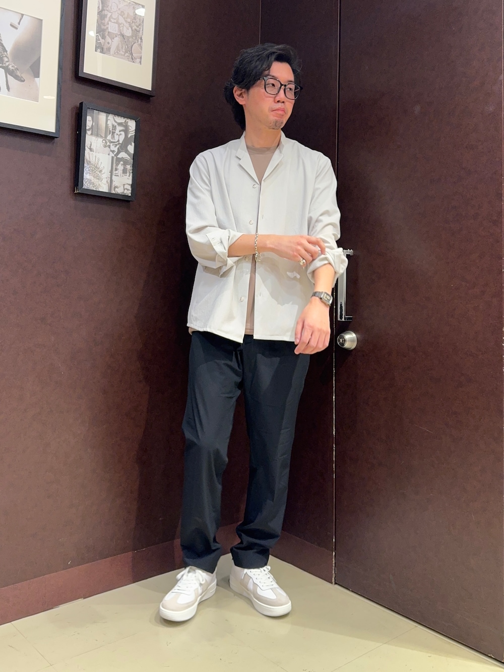 グレー系のシャツ/ブラウス、ブラウン系のTシャツ/カットソー、ブラック系のスラックスを着用したメンズの夏コーディネートの2枚目の写真