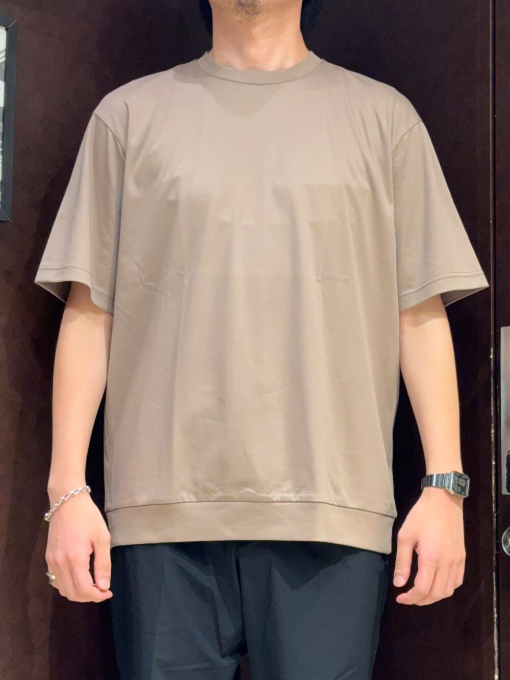 グレー系のシャツ/ブラウス、ブラウン系のTシャツ/カットソー、ブラック系のスラックスを着用したメンズの夏コーディネートの8枚目の写真