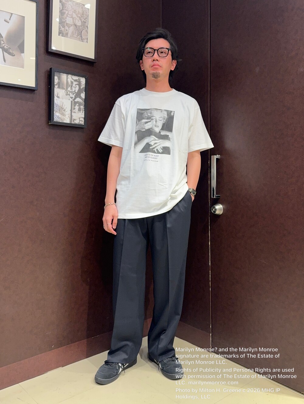 ブルー系のデニムジャケット、ホワイト系のTシャツ/カットソー、ブルー系のスラックスを着用したメンズの夏コーディネートの5枚目の写真