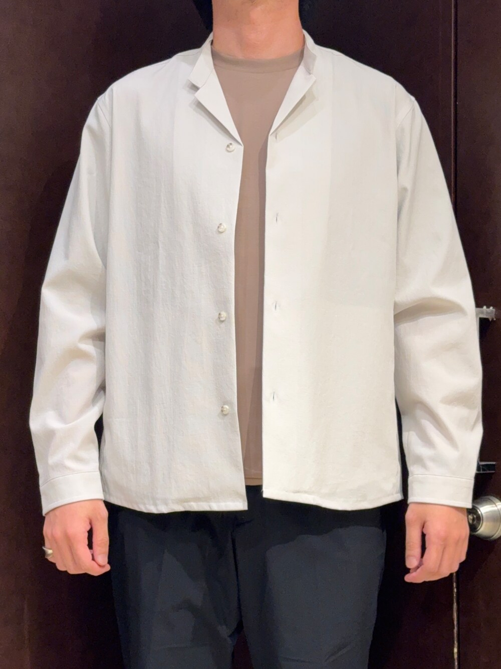 グレー系のシャツ/ブラウス、ブラウン系のTシャツ/カットソー、ブラック系のスラックスを着用したメンズの夏コーディネートの7枚目の写真