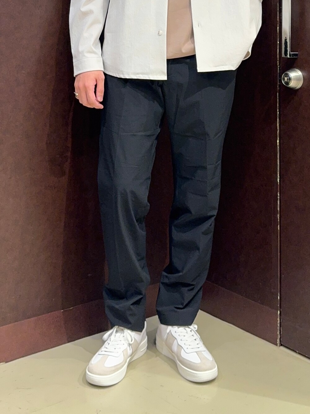 グレー系のシャツ/ブラウス、ブラウン系のTシャツ/カットソー、ブラック系のスラックスを着用したメンズの夏コーディネートの9枚目の写真