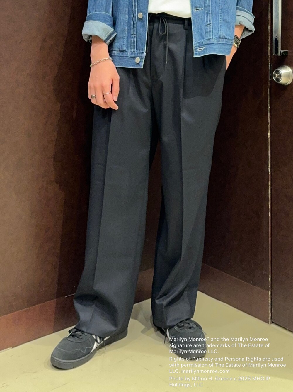 ブルー系のデニムジャケット、ホワイト系のTシャツ/カットソー、ブルー系のスラックスを着用したメンズの夏コーディネートの7枚目の写真