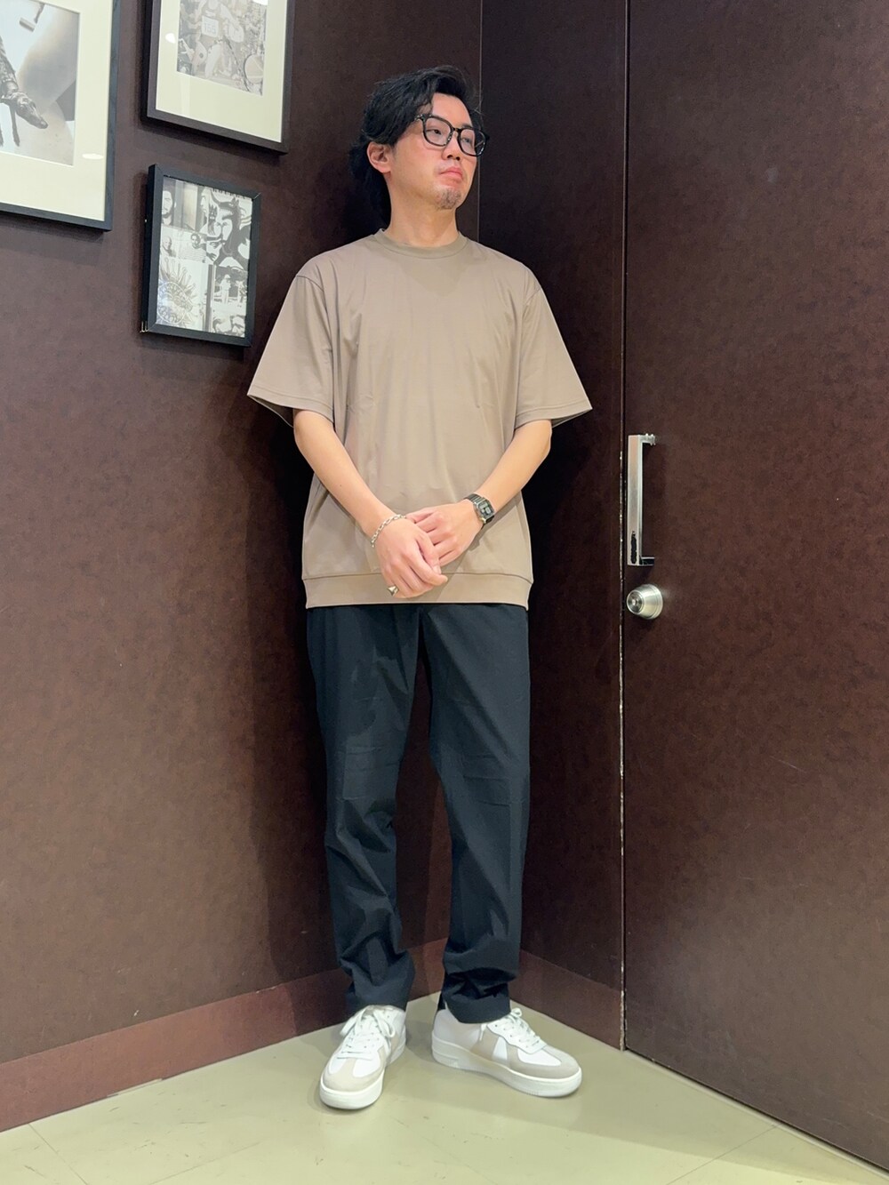 グレー系のシャツ/ブラウス、ブラウン系のTシャツ/カットソー、ブラック系のスラックスを着用したメンズの夏コーディネートの6枚目の写真