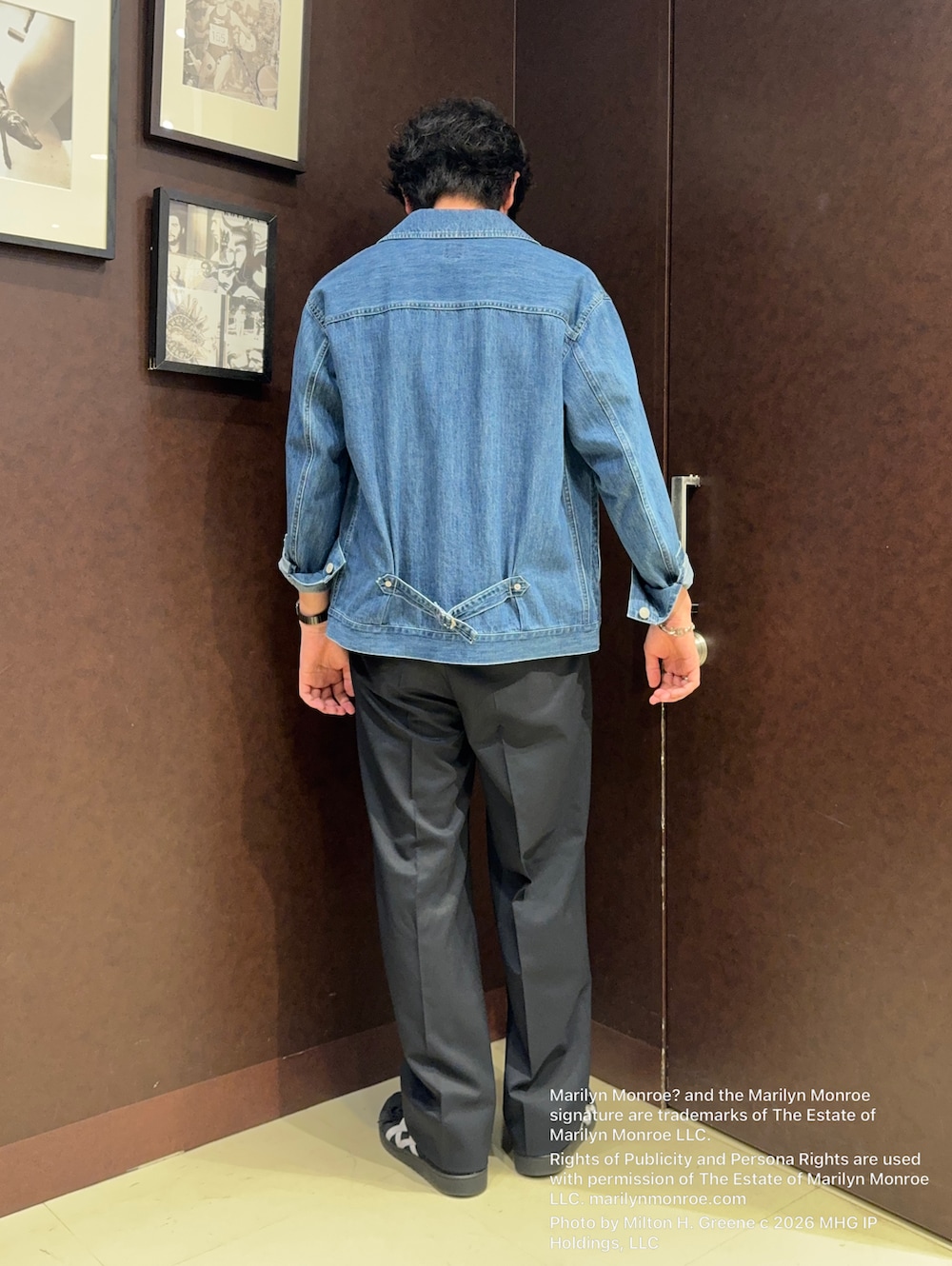 ブルー系のデニムジャケット、ホワイト系のTシャツ/カットソー、ブルー系のスラックスを着用したメンズの夏コーディネートの3枚目の写真