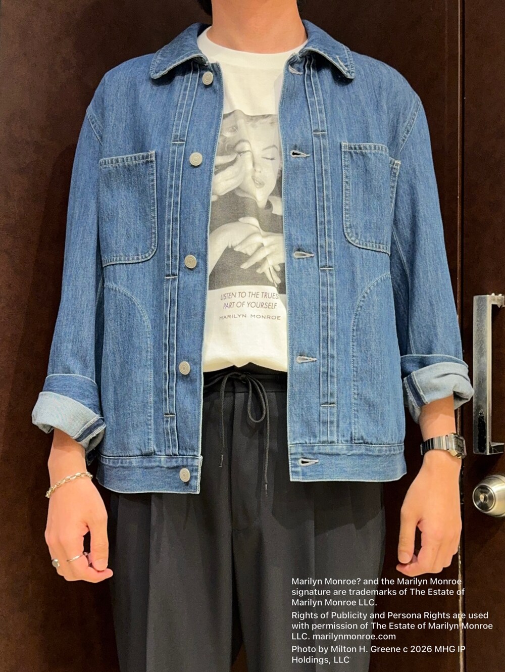 ブルー系のデニムジャケット、ホワイト系のTシャツ/カットソー、ブルー系のスラックスを着用したメンズの夏コーディネートの6枚目の写真