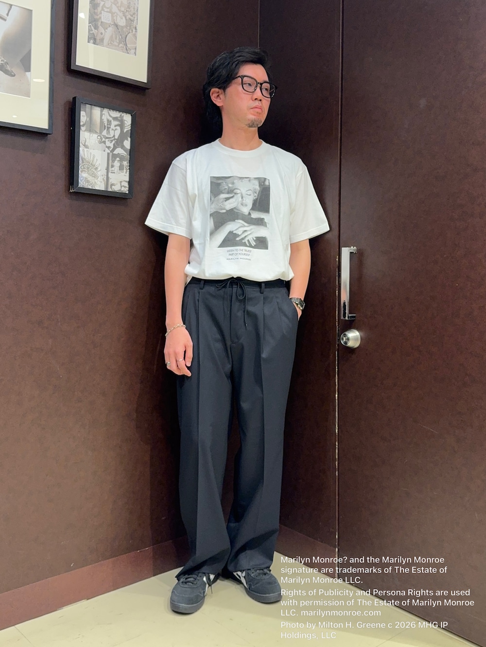 ブルー系のデニムジャケット、ホワイト系のTシャツ/カットソー、ブルー系のスラックスを着用したメンズの夏コーディネートの4枚目の写真