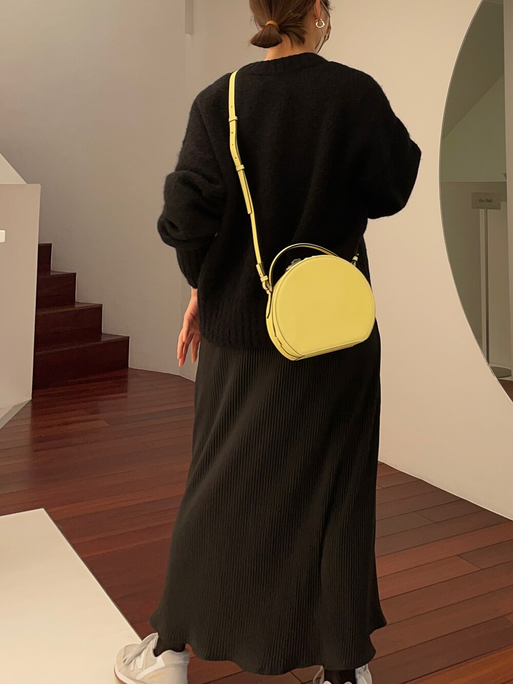 「イエローバッグ、春色、ニューバランス、モノトーンコーデ、差し色、レザーバッグ」｜「Epoiのシキ ショルダーバッグ くちなし（ショルダーバッグ、イエロー系）」を使った、matsumotoさん（レディース・158cm）の冬コーディネートの2枚目の写真