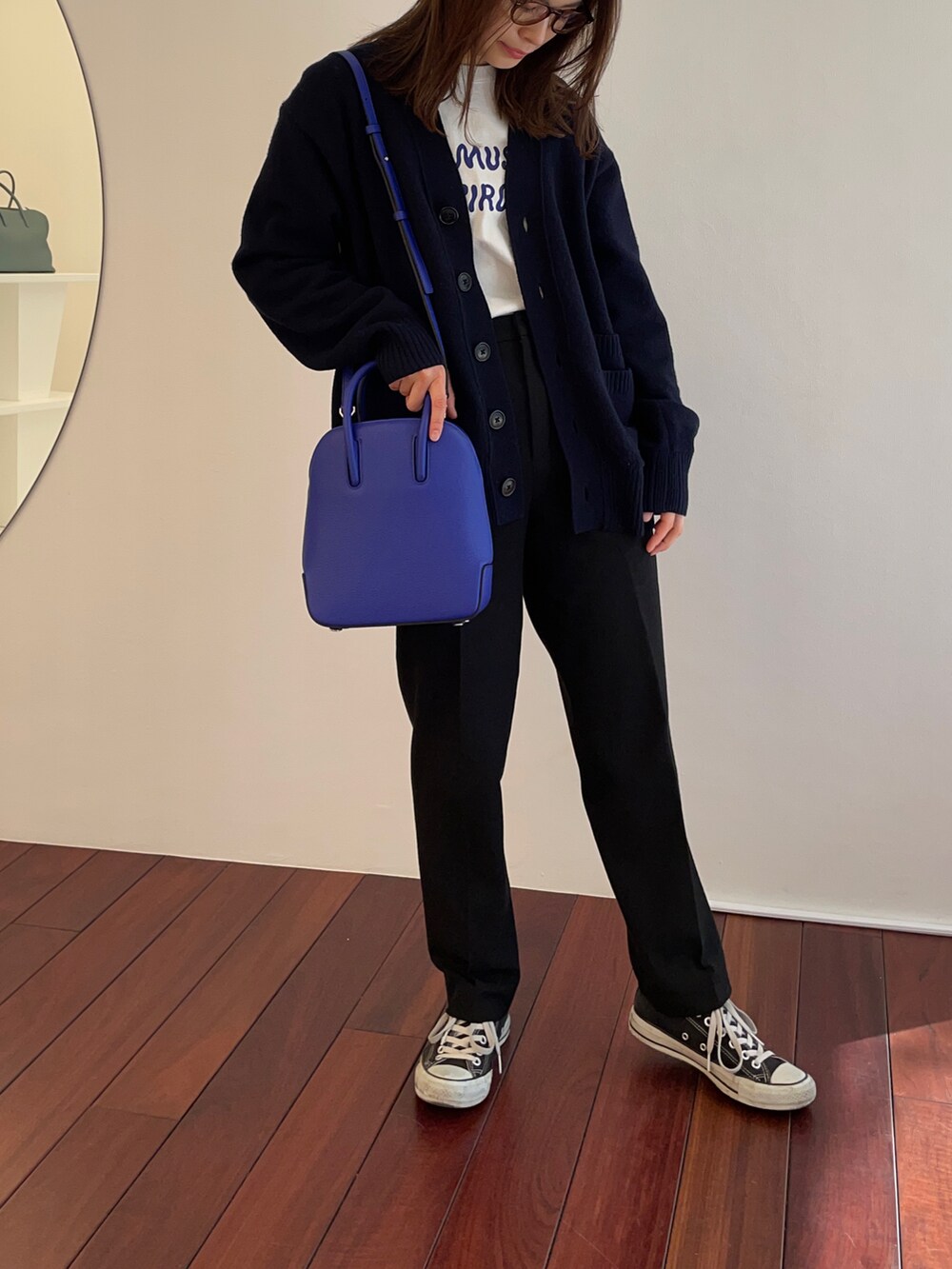 「Epoi  #スタッフコーデ、シンプル、カジュアル、コンバース」｜「uniqlo +Jのアイテム（カーディガン/ボレロ、ブルー系）」を使った、matsumotoさん（レディース・158cm）の冬コーディネートの2枚目の写真