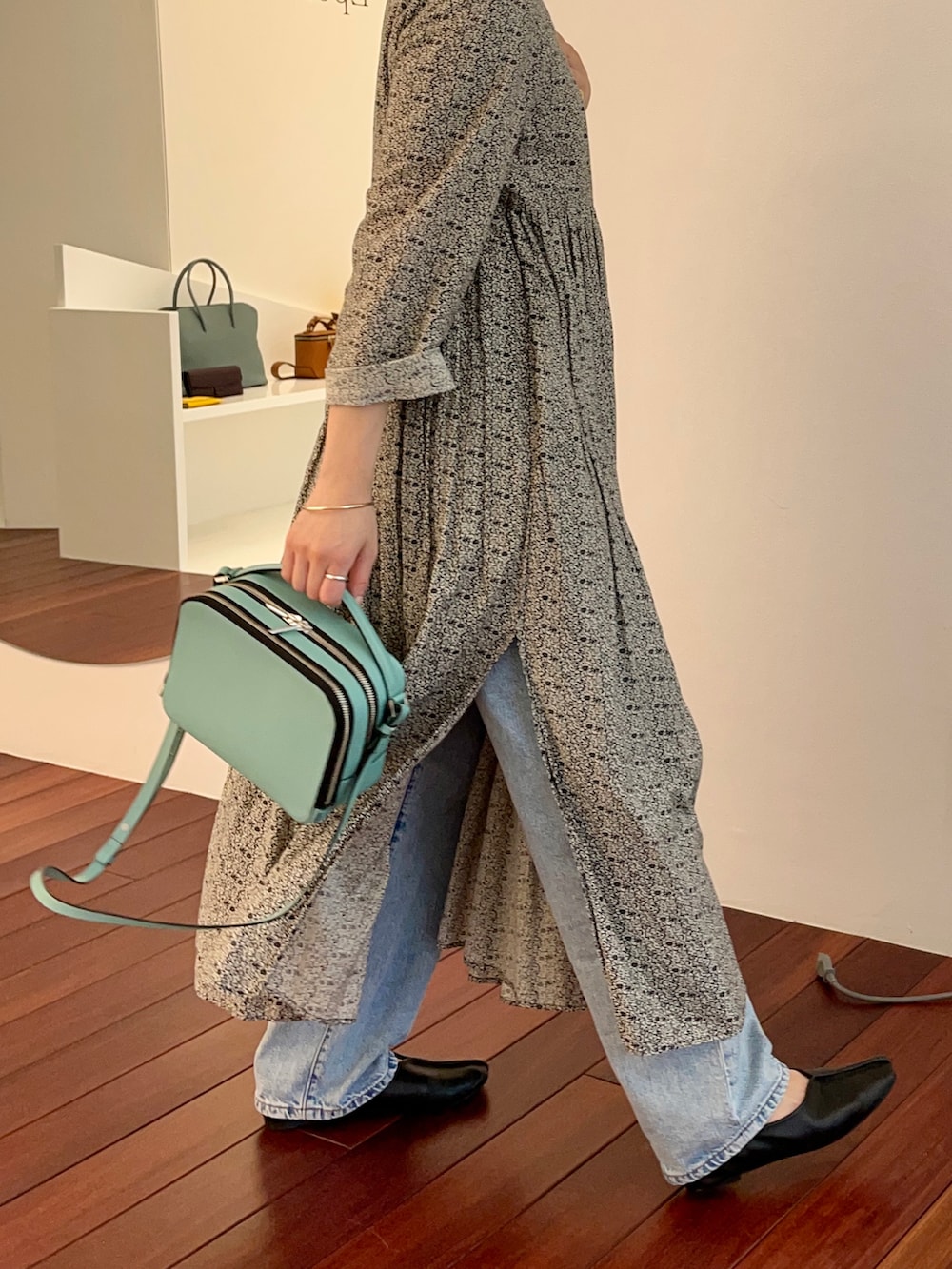 「休日スタイル、シンプル、ワンピース、モノトーン、差し色（青）、差し色(緑)、カラーバッグ」｜「Epoiのアイテム（ショルダーバッグ、その他）」を使った、matsumotoさん（レディース・158cm）の春コーディネートの3枚目の写真