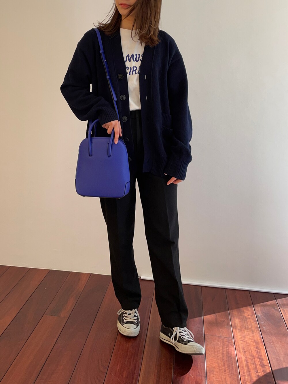 「Epoi  #スタッフコーデ、シンプル、カジュアル、コンバース」｜「uniqlo +Jのアイテム（カーディガン/ボレロ、ブルー系）」を使った、matsumotoさん（レディース・158cm）の冬コーディネートの3枚目の写真