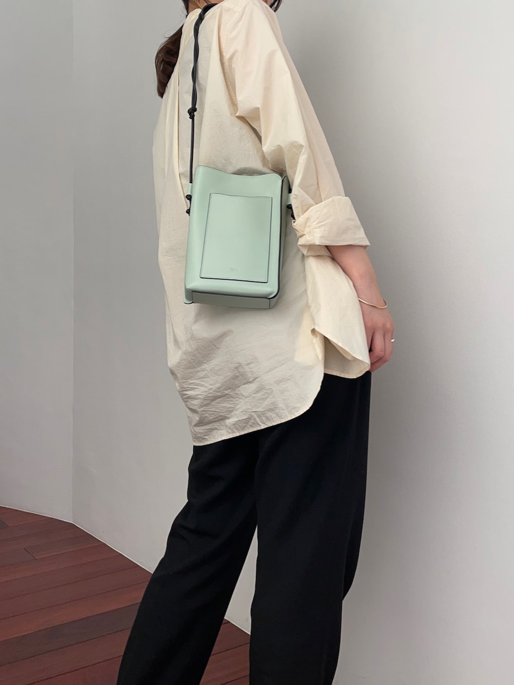 「シンプル、シャツスタイル、低身長女子、春夏コーデ、ミントグリーン」｜「Epoiのアイテム（ショルダーバッグ、グリーン系）」を使った、matsumotoさん（レディース・158cm）の春コーディネートの3枚目の写真