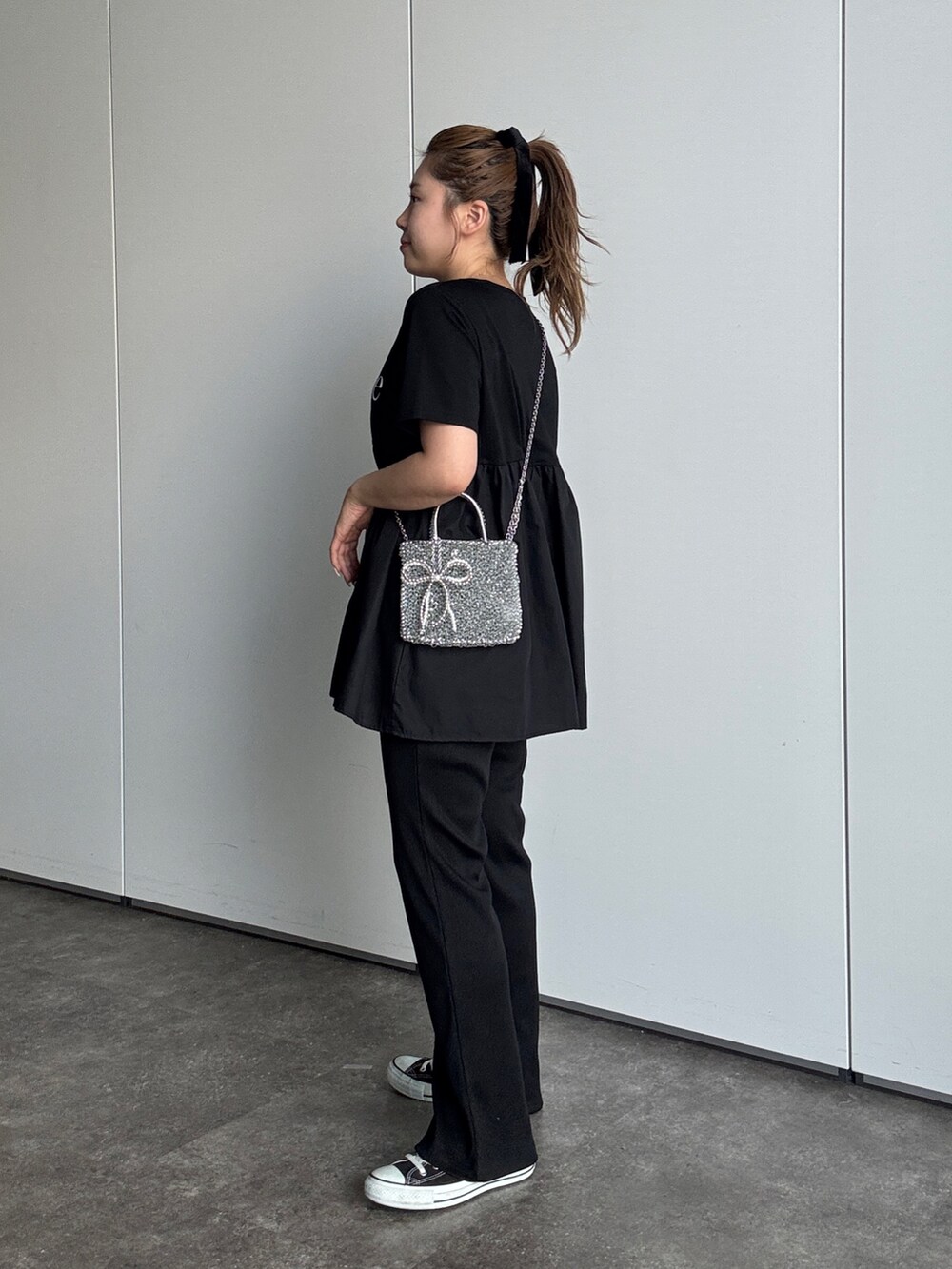 ブラック系のTシャツ/カットソー、ブラック系のその他パンツ、ブラック系のその他ヘアアクセサリーを着用したレディースの夏コーディネートの2枚目の写真
