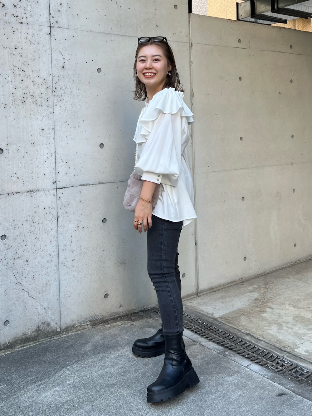 ホワイト系のシャツ/ブラウス、ブラウン系のショルダーバッグ、ブラック系のブーツを着用したレディースの秋コーディネートの5枚目の写真