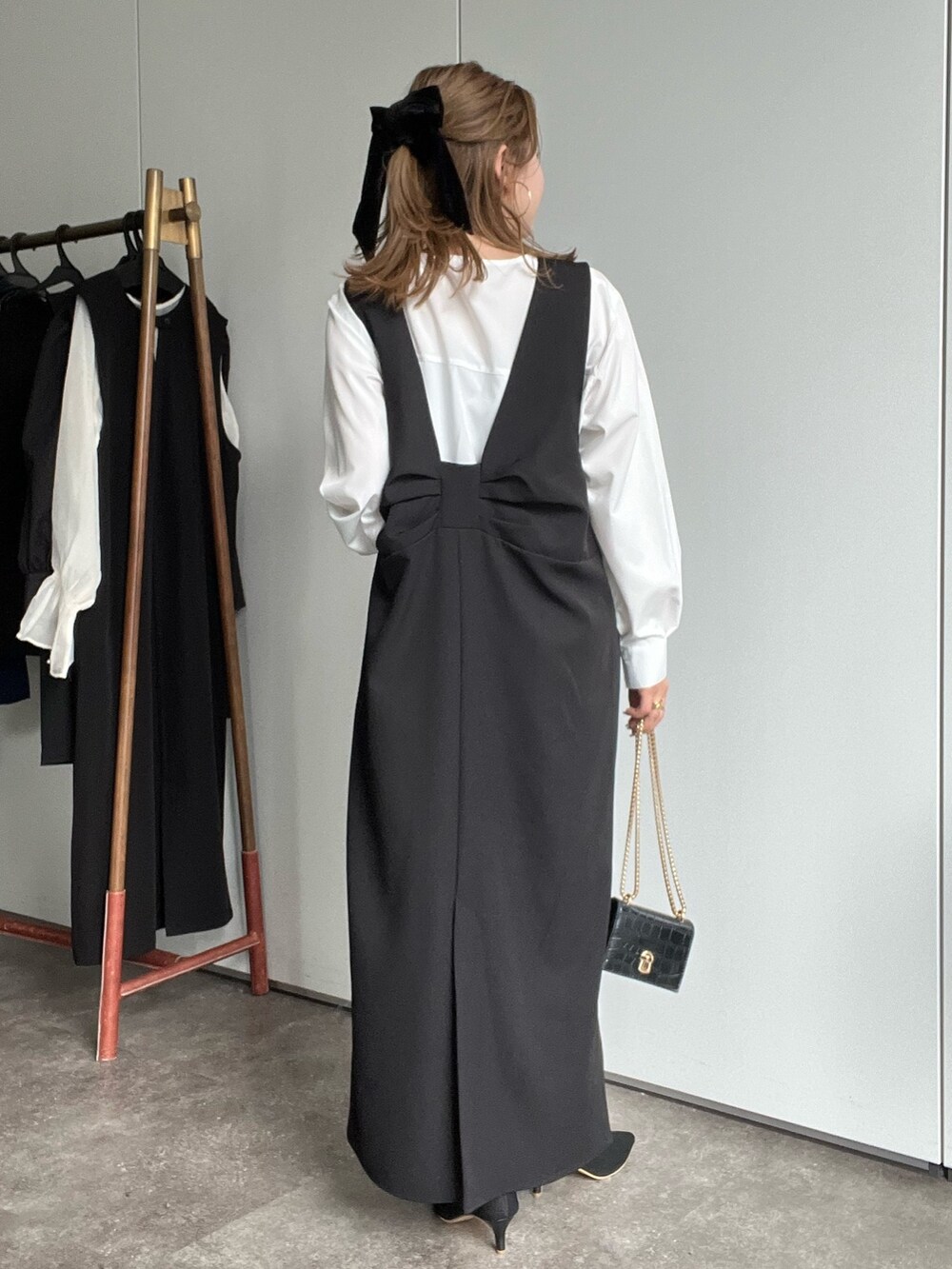 ブラック系のワンピース、ホワイト系のシャツ/ブラウス、ブラック系のシュシュを着用したレディースの冬コーディネートの2枚目の写真