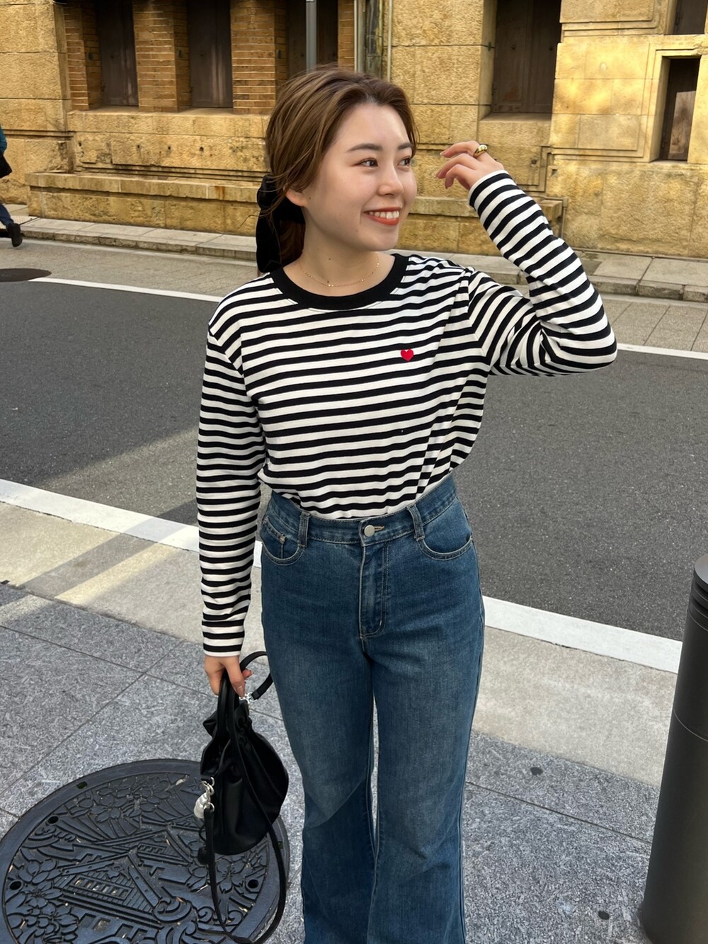 「デニム、韓国ファッション、休日スタイル、クリスマスに着たい服、マイベストコーデ2023、お出かけコーデ、プチプラ、きれいめカジュアル、ボーダー、ブーツ、リボン、今日のコスメと服」｜「prose verseのベロアリボンヘアゴム（シュシュ、ブラック系）」を使った、ももぞうさん（レディース・154cm）の冬コーディネートの2枚目の写真