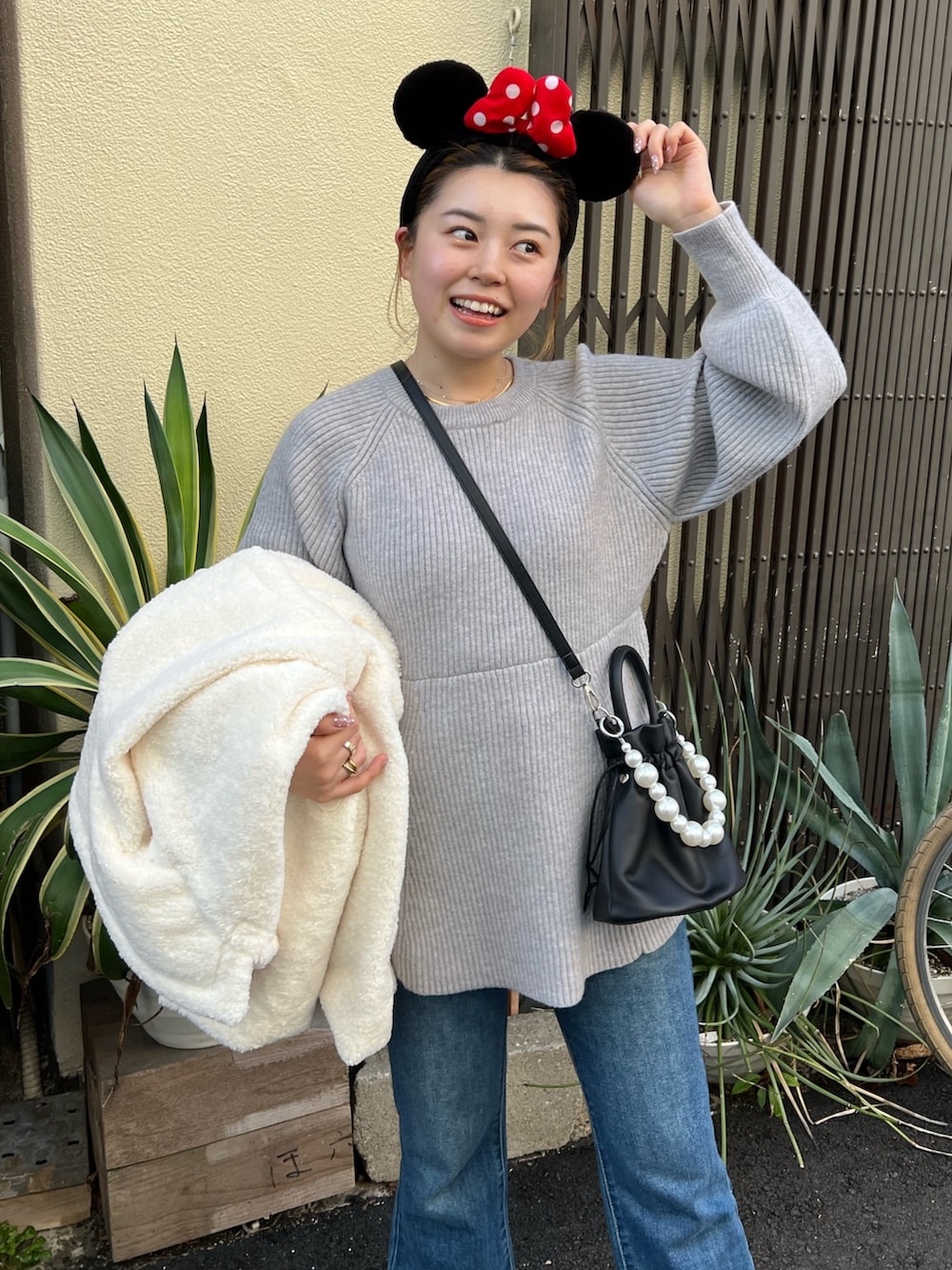 「ファッションを楽しもう、お出かけコーデ、プチプラ、コート、デニム、きれいめカジュアル、冬コーデ、ニット、ブーツ、レイヤードスタイル、韓国ファッション、厚底シューズ、ディズニーコーデ、ボア、ぺプラムトップス」｜「prose verseのボアミドルコート（その他アウター、ホワイト系）」を使った、ももぞうさん（レディース・154cm）の秋コーディネートの2枚目の写真