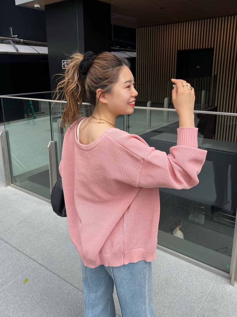 「ショップスタッフの好印象コーデ、今日のコスメと服、休日スタイル、メガネ女子、春コーデ、カーディガン、ピンク、レイヤードスタイル、キャミソール、デニム、サンダル、スポーツサンダル、サングラス、プチプラ、低身長コーデ」｜「prose verseのパールボタン2WAYメッシュカーディガン（カーディガン/ボレロ、ピンク系）」を使った、ももぞうさん（レディース・154cm）の春コーディネートの3枚目の写真