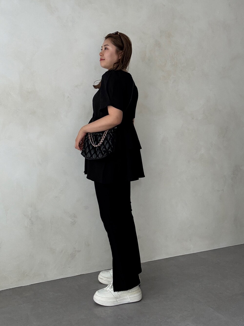 ブラック系のシャツ/ブラウス、ブラック系のショルダーバッグ、ブラック系のその他パンツを着用したレディースの夏コーディネートの2枚目の写真