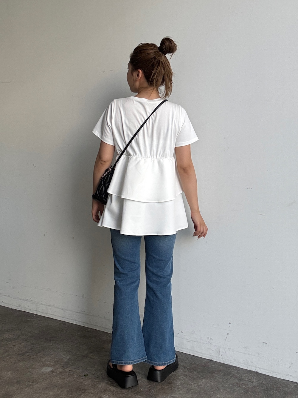 「フリル、厚底シューズ、白Tシャツ、夏ルックで気分アップ、プチプラ、お出かけコーデ、休日スタイル、厚底サンダル、デニム」｜「prose verseの【MOMO】アシメフリルドッキングペプラムTシャツ（Tシャツ/カットソー、ホワイト系）」を使った、ももぞうさん（骨格ストレート・レディース・154cm）の夏コーディネートの3枚目の写真