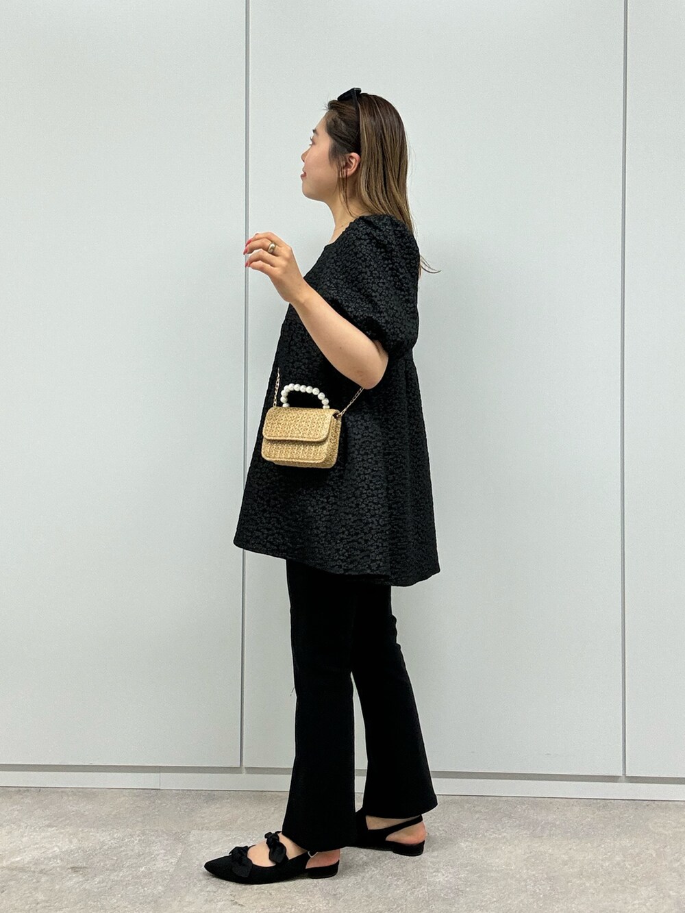 ブラック系のシャツ/ブラウス、ブラック系のその他パンツ、ブラック系のパンプスを着用したレディースの夏コーディネートの2枚目の写真