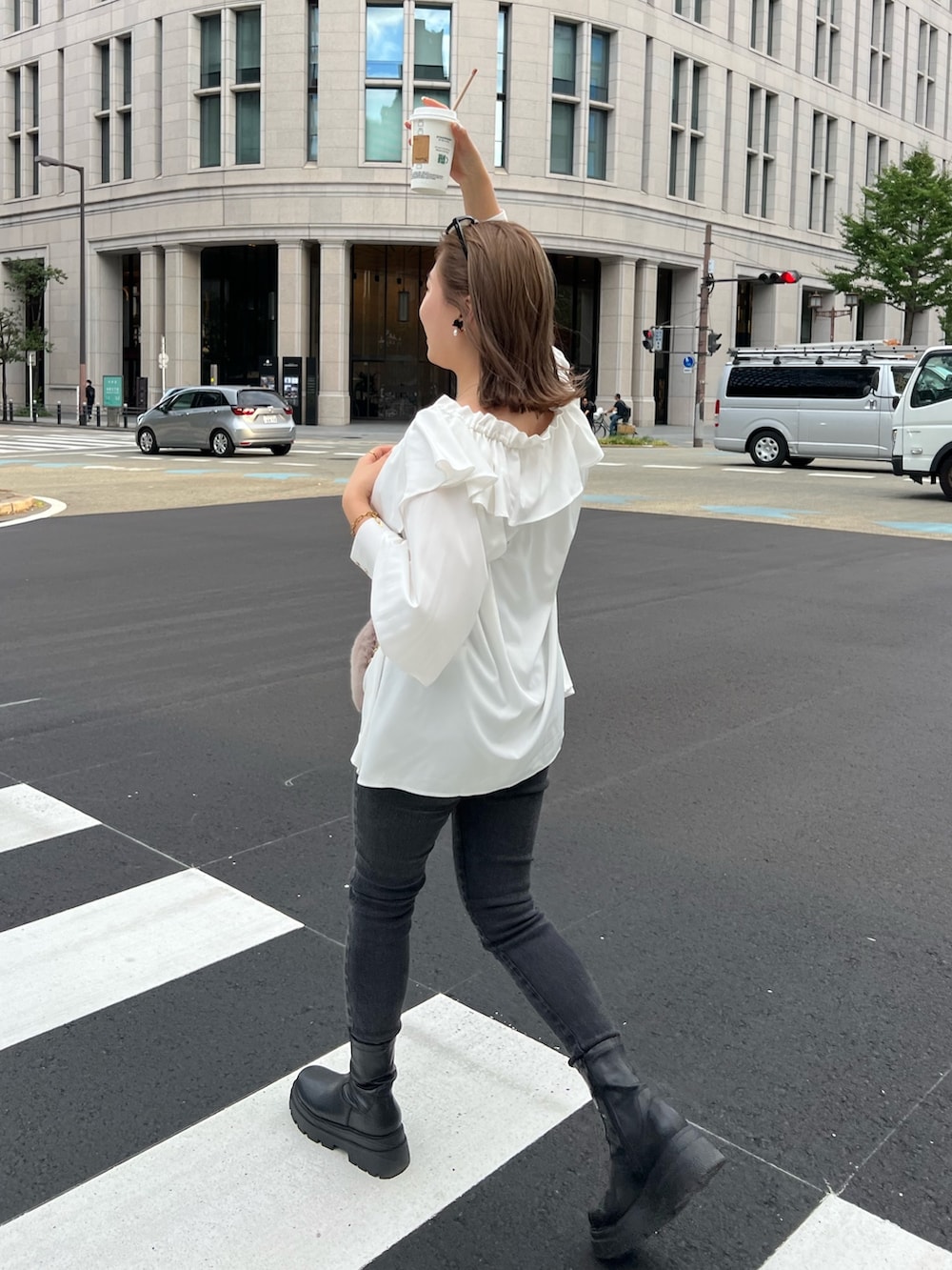 ホワイト系のシャツ/ブラウス、ブラウン系のショルダーバッグ、ブラック系のブーツを着用したレディースの秋コーディネートの3枚目の写真