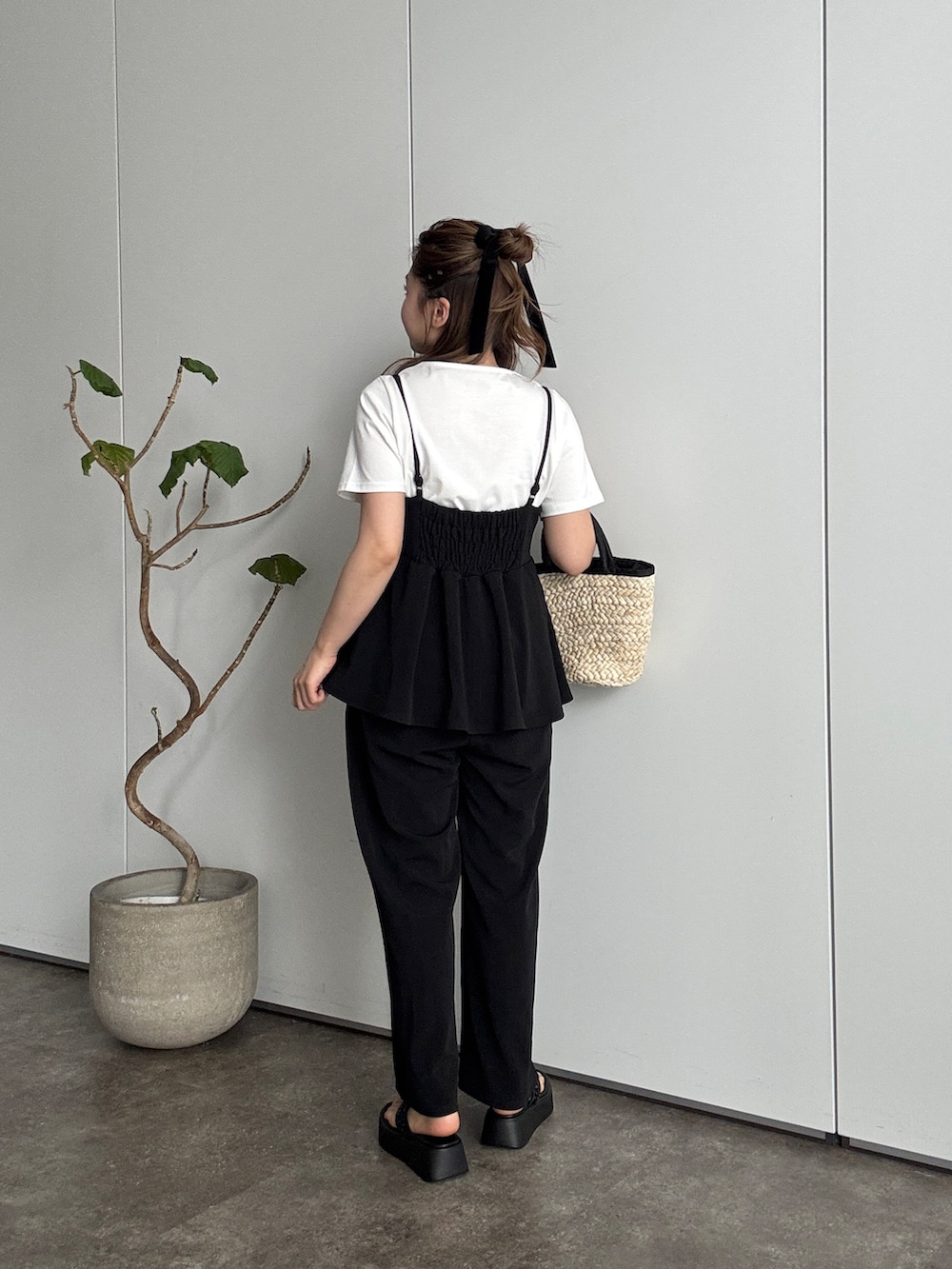 「プチプラ、オールインワン、Tシャツ、白Tシャツ、サンダル、体型カバー、着痩せ・細見え、ママコーデ、リボン、かごバッグ、夏コーデ」｜「prose verseのベロアリボンポニーフック（その他ヘアアクセサリー、ブラック系）」を使った、ももぞうさん（骨格ストレート・レディース・154cm）の春コーディネートの2枚目の写真